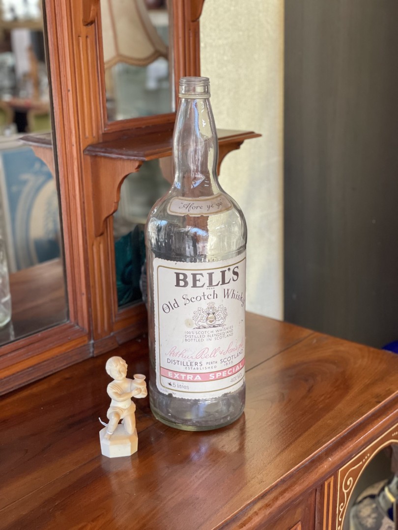 Vintage Bell’S Old Scotch Whisky Bottle 4.5L Extra Special  40% Vol Arthur Bell & Sons  Scotland 4Kg 14Cmx14Cmx50Cm (Wxlxh)