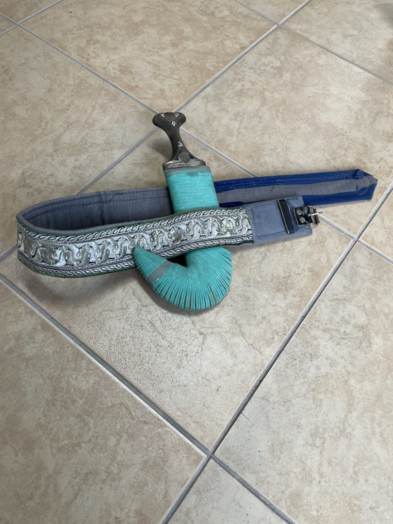 Vintage Yemeni Jambiya Dagger With Ornate Belt  Handcrafted With Intricate Detailing  20Th Century 1Kg 110Cmx35Cm (Wxlxh)