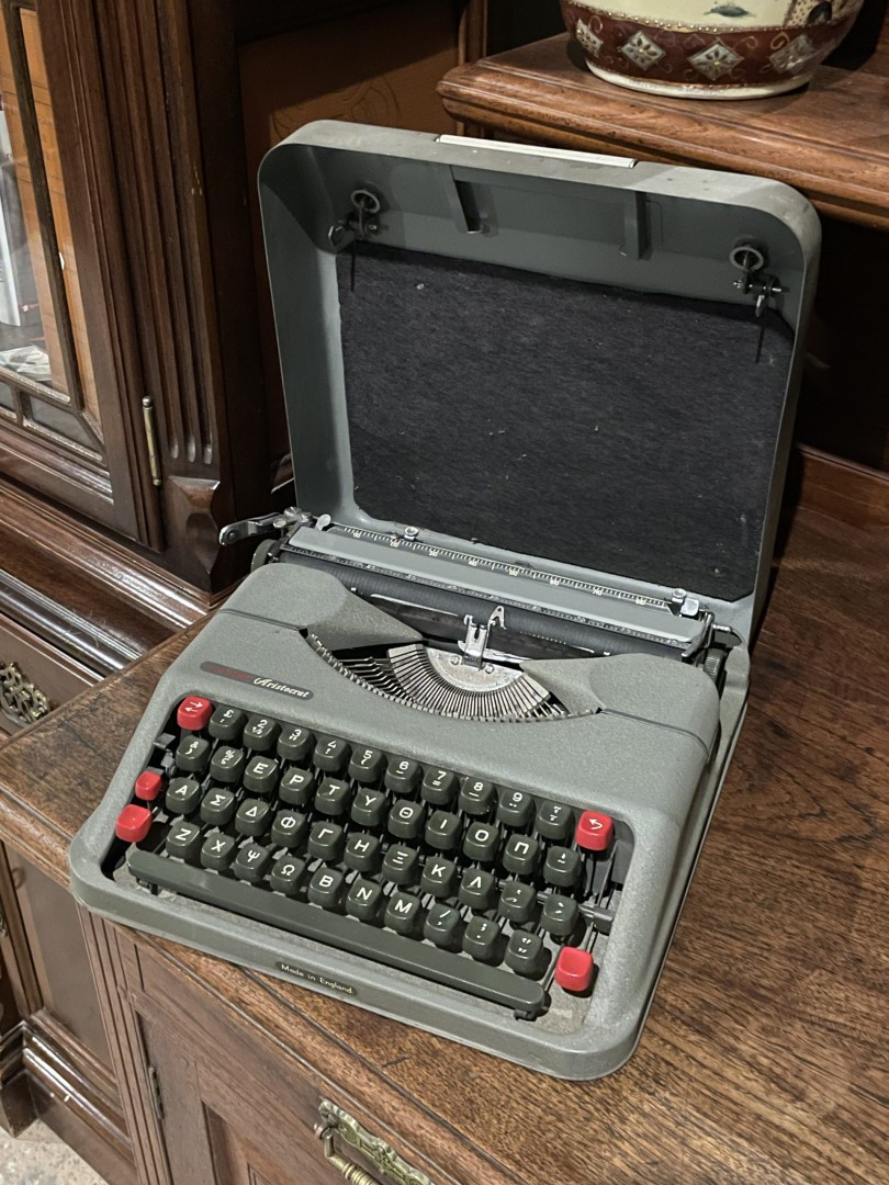 Empire Aristocrat Typewriter - Made In England  1960S Greek Keyboard 5Kg 29Cmx29Cmx9Cm (Wxlxh)