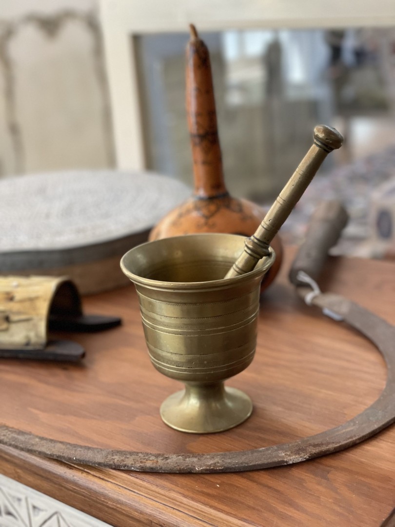 Vintage Solid Brass Mortar & Pestle On Pedestal Base Traditional Apothecary Herb Grinder Circa 1930S 2Kg 11Cmx11Cmx12Cm (Wxlxh)