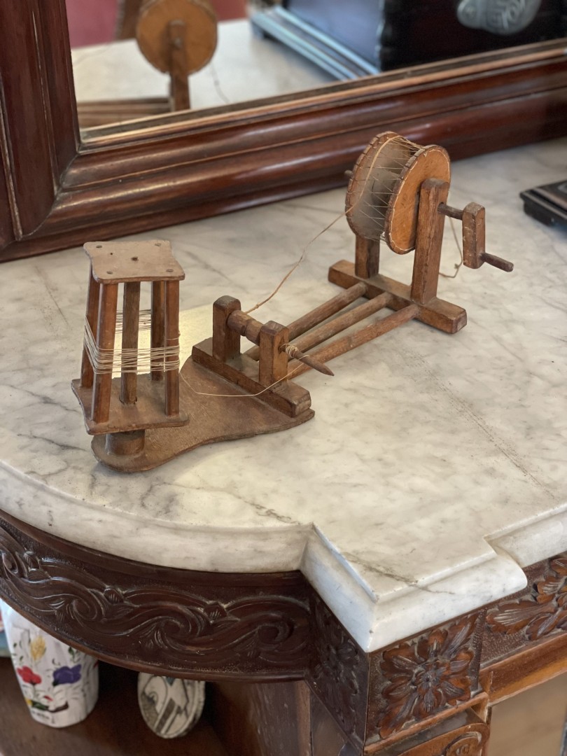Vintage Miniature Wooden Spinning Wheel Handcrafted Yarn Winder Model  Circa 1970S 1Kg 33Cmx11Cmx14Cm (Wxlxh)
