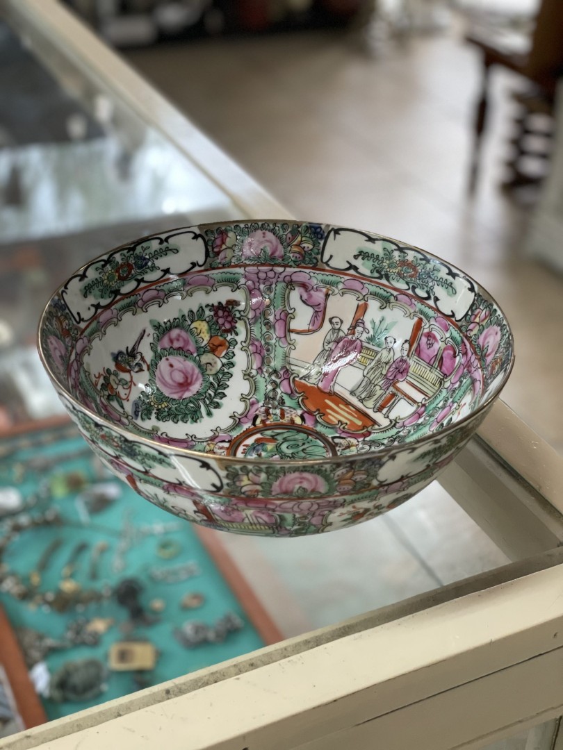 Vintage Hand-Painted Chinese Porcelain Bowl: Multi-Color Large Medallion Design  Deep 1Kg 23.5Cmx10Cm (Wxlxh)
