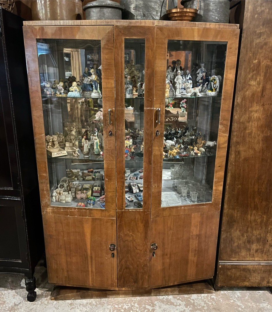 Mid-Century Charm: Vintage Cypriot Display Cabinet (Circa 1960) 70Kg 131Cmx171Cm (Wxlxh)
