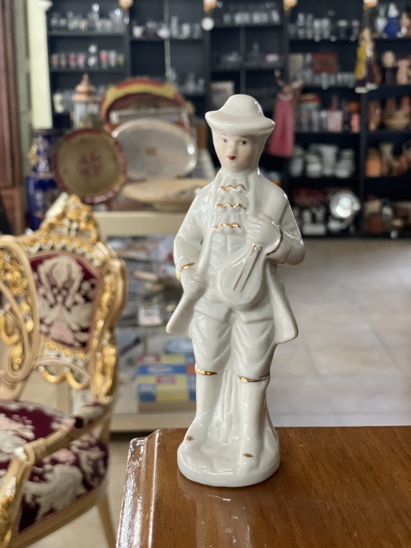 White Ceramic Guitar Figure With Gold Leaf Accents: Musical Elegance 0.1Kg 14Cm (Wxlxh)