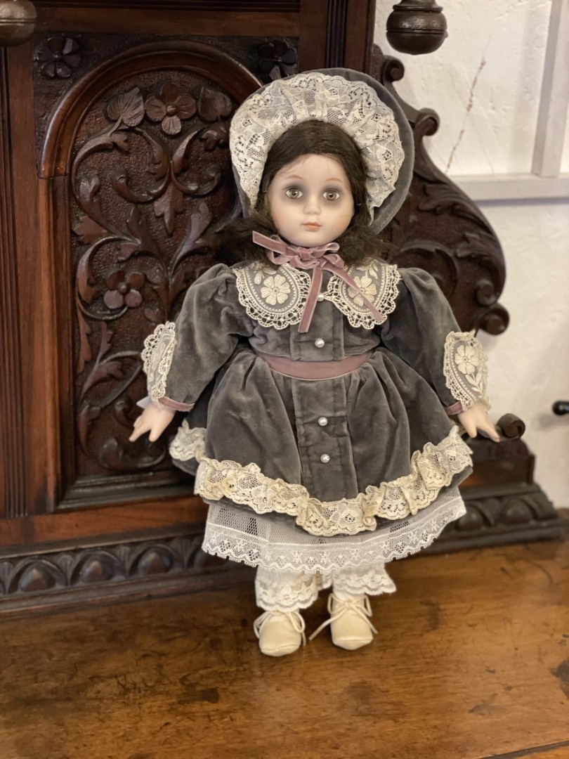Victorian-Style Porcelain Doll In Velvet & Lace Antique Collectible 2Kg 27Cmx8Cmx40Cm (Wxlxh)