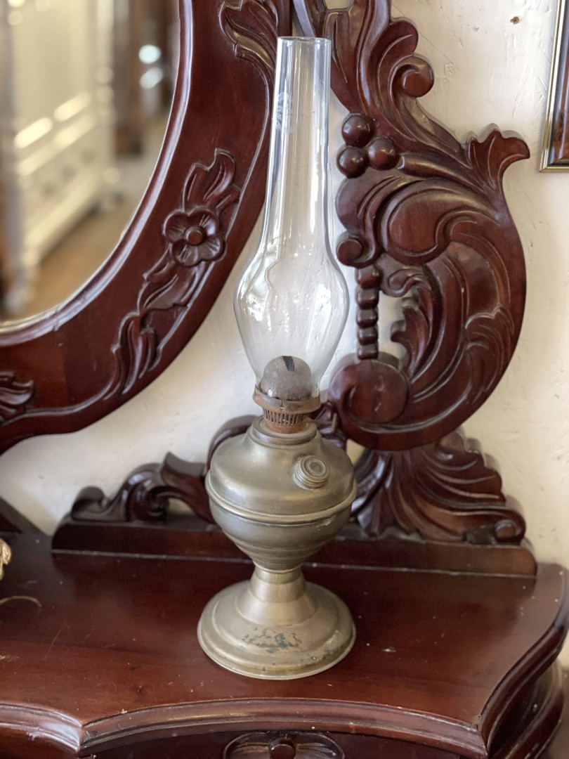 Gleaming Brass: Antique Oil Lamp With Classic Design 0.4Kg 41Cm (Wxlxh)