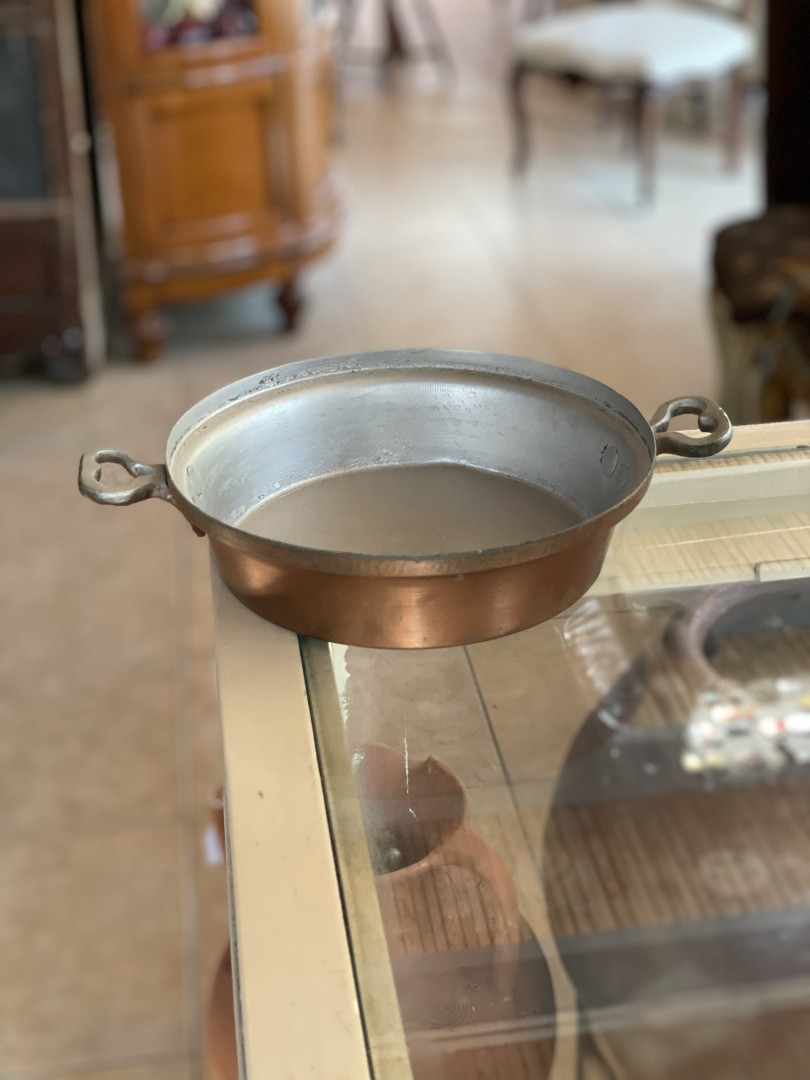 Vintage Copper ❤️ Cooking Pot With Love Handles On Glass Display Table 0.6Kg 27Cmx20Cmx5.5Cm (Wxlxh)