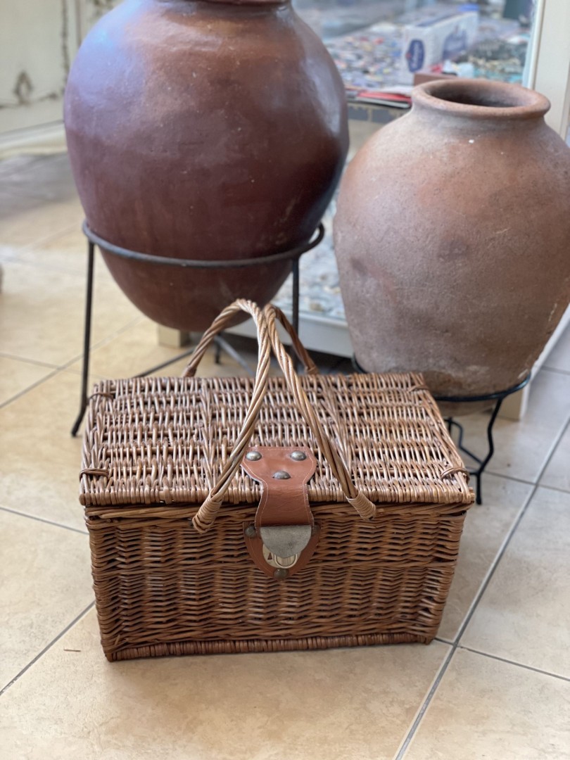 Vintage Picnic Basket With Leather Strap - Perfect For Outdoor Gatherings 2Kg 41Cmx28Cmx22Cm (Wxlxh)