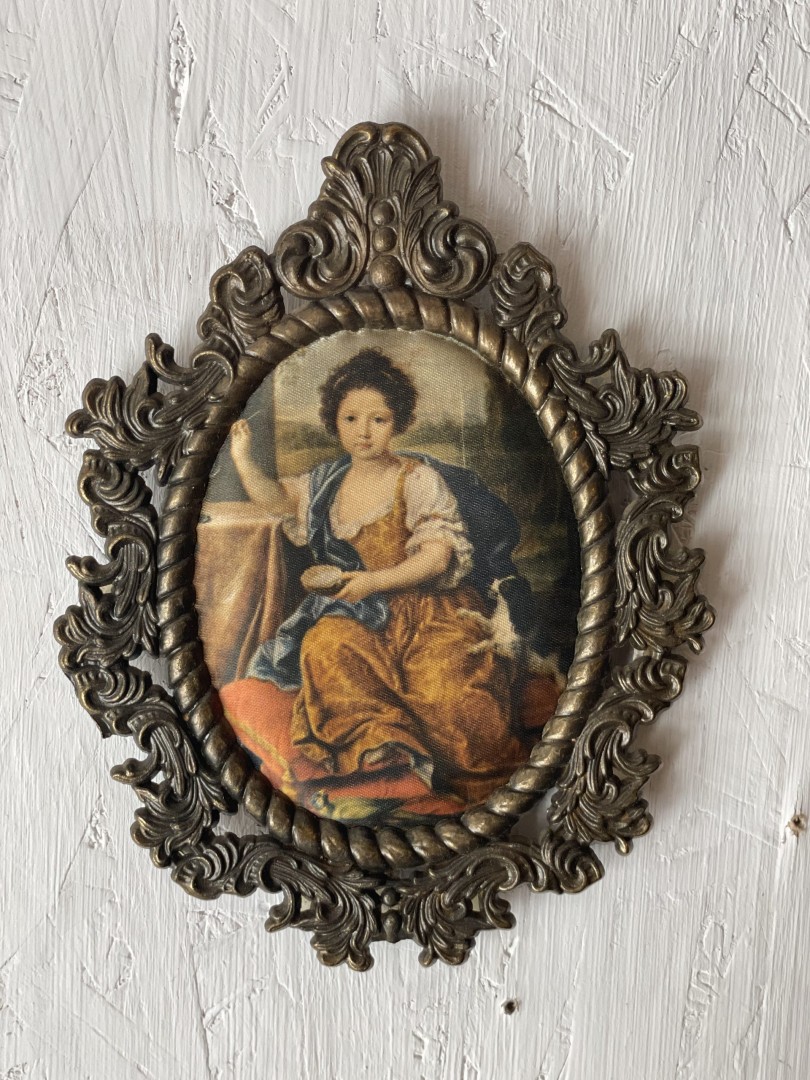 Victorian Elegance: Ornate Decor Frame With Classical Figure 0.12Kg 11Cmx14Cm (Wxlxh)