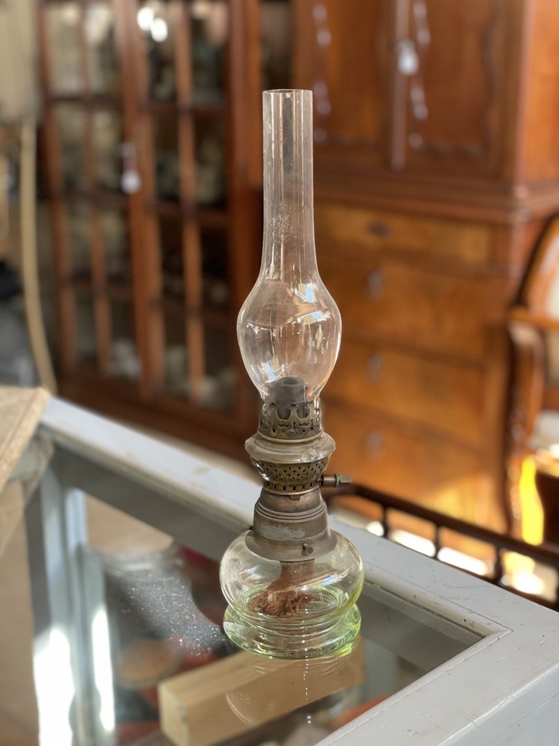 Victorian Splendor: Antique Oil Lamp With Ornate Base 0.8Kg 36Cm (Wxlxh)