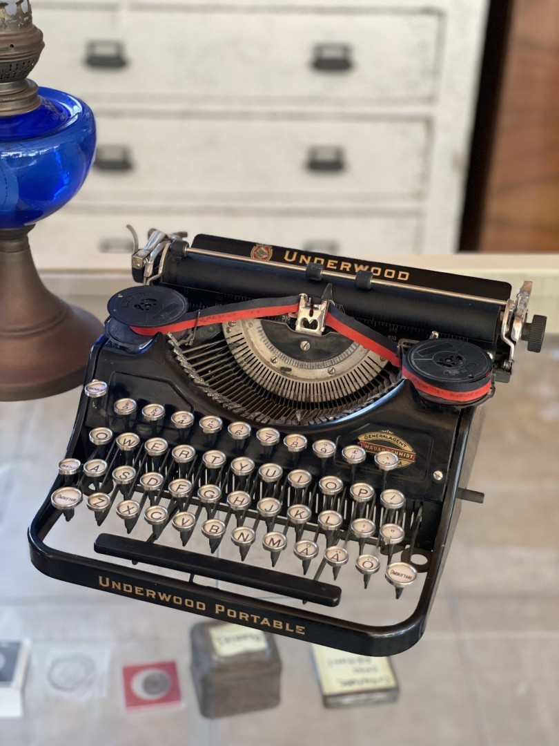 Vintage Underwood Portable Typewriter With Original Case - Circa 1920  Made In U.S.A. 7Kg 30Cmx32Cmx15Cm (Wxlxh)