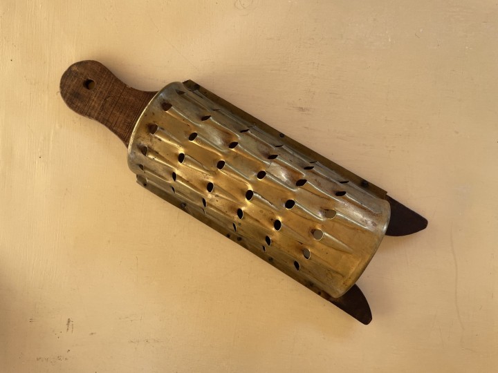 Antique Brass Corn Grater With Wooden Handle - Early 20Th Century Kitchen Tool 2.5Kg 32.5Cmx10Cmx6Cm (Wxlxh)