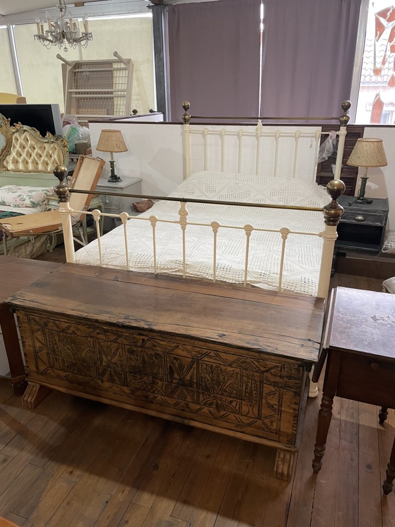 Antique Cream-Iron Bed Frame With Brass Finials Timeless 1940S Elegance 50Kg 150Cmx213Cmx145Cm (Wxlxh)