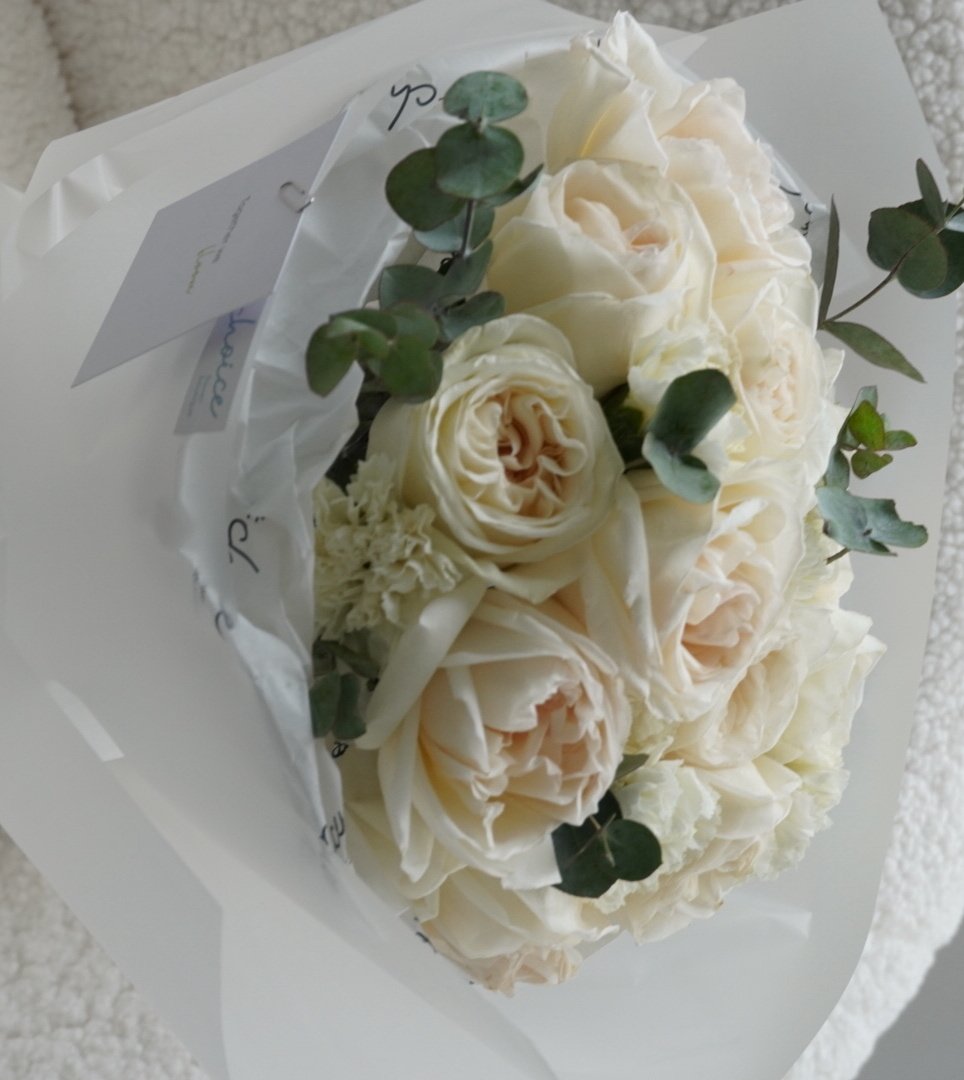 Floral Arrangement White & Evcalipt Mix