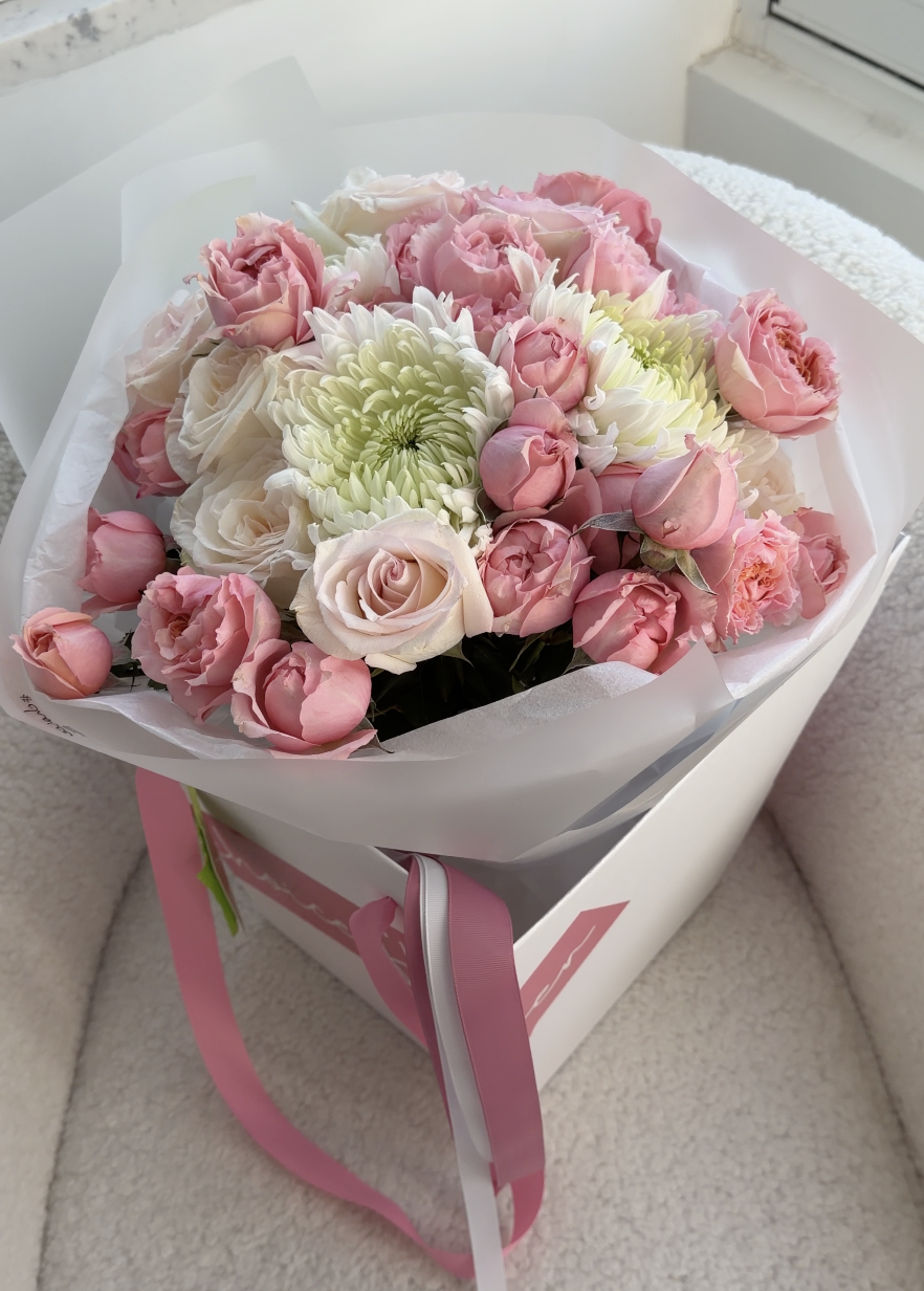 Floral Arrangement Pink & White - size S