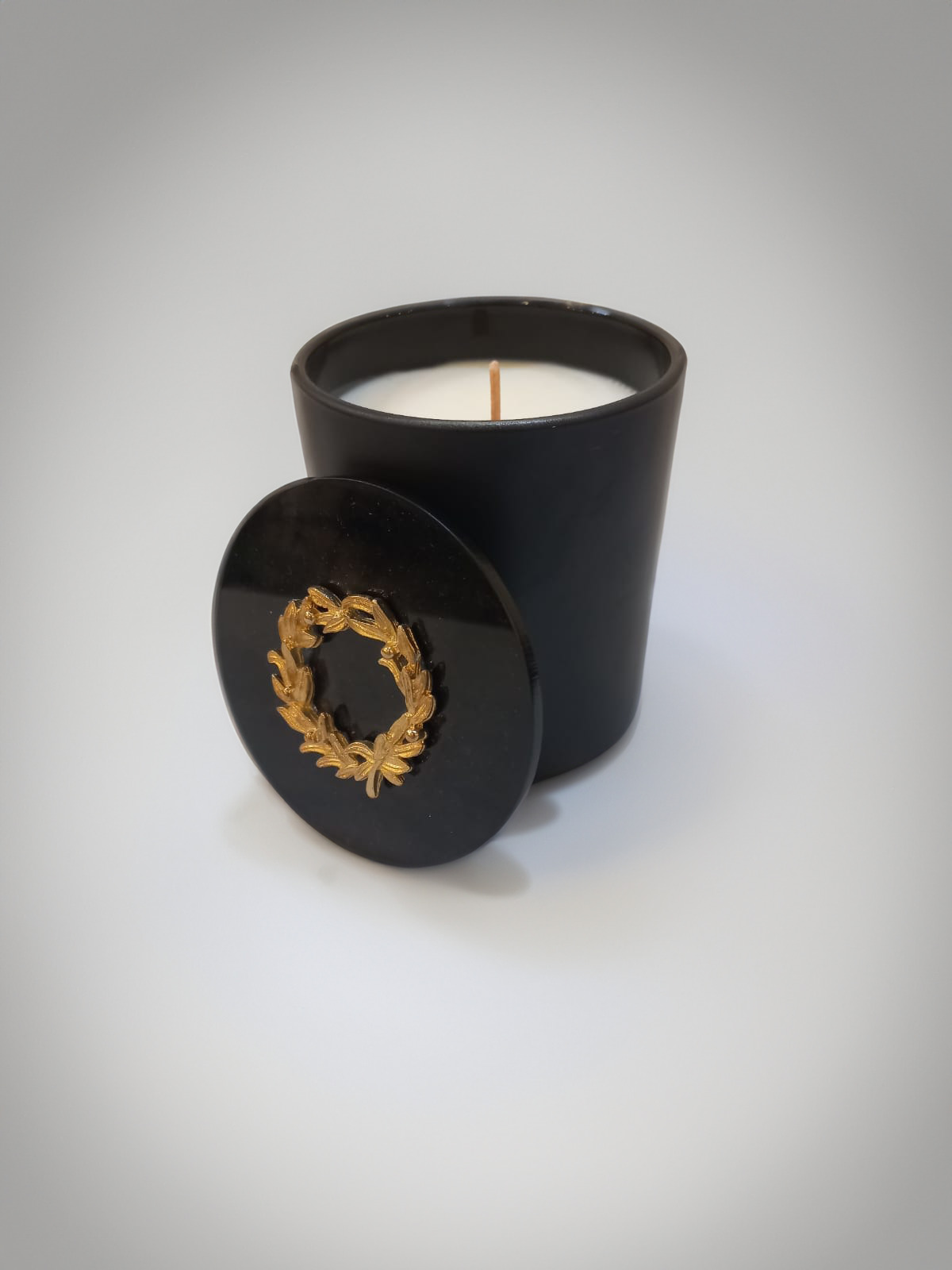 Candle wearth colour black size small