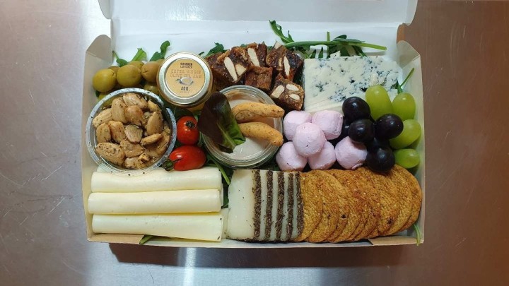 Cheese And Fruit Platter (700g approx.)