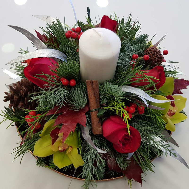 Συνθεση Χριστουγέννων με ορχιδεες/τριαντάφυλλα.  Xmas arrangement with orchids/roses