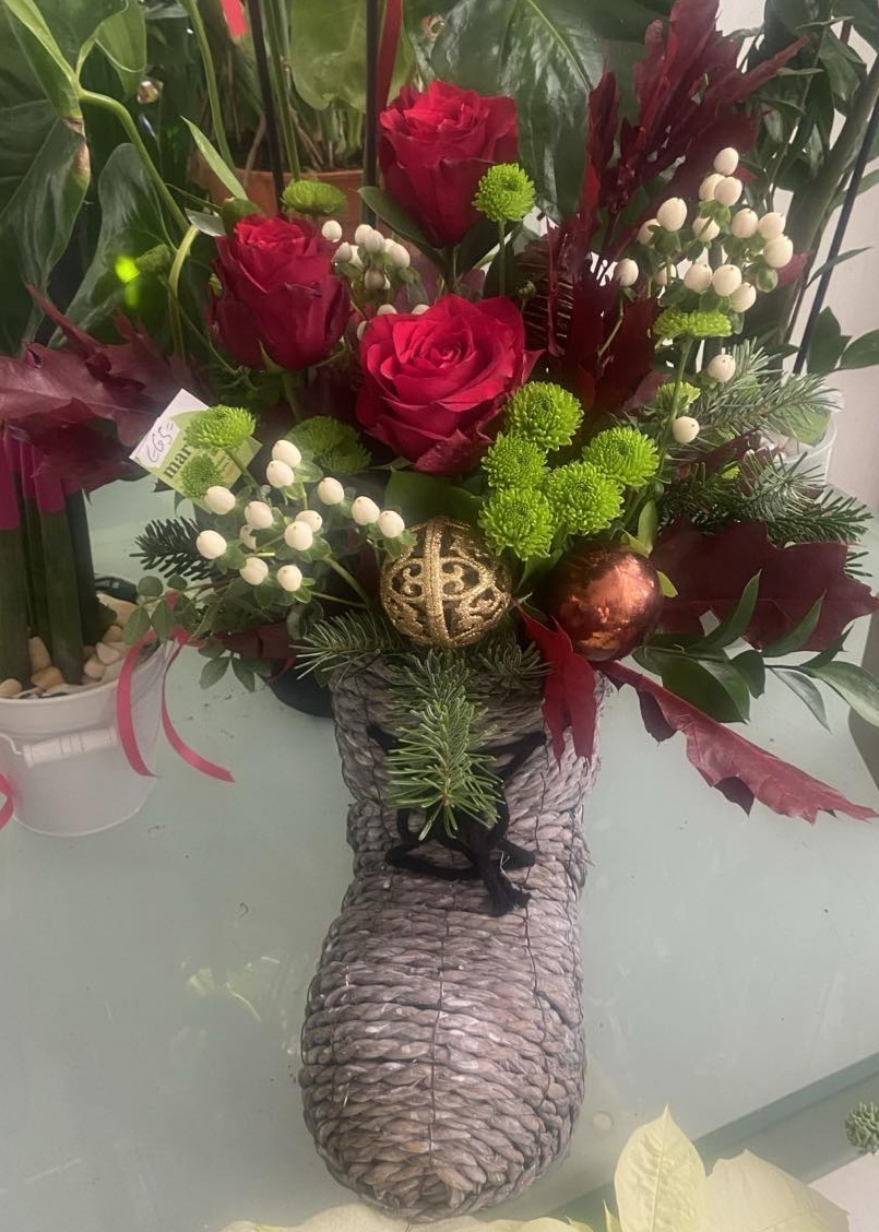 Χριστουγεννιατικη συνθεση σε μπότα. Christmas arrangement in a boot