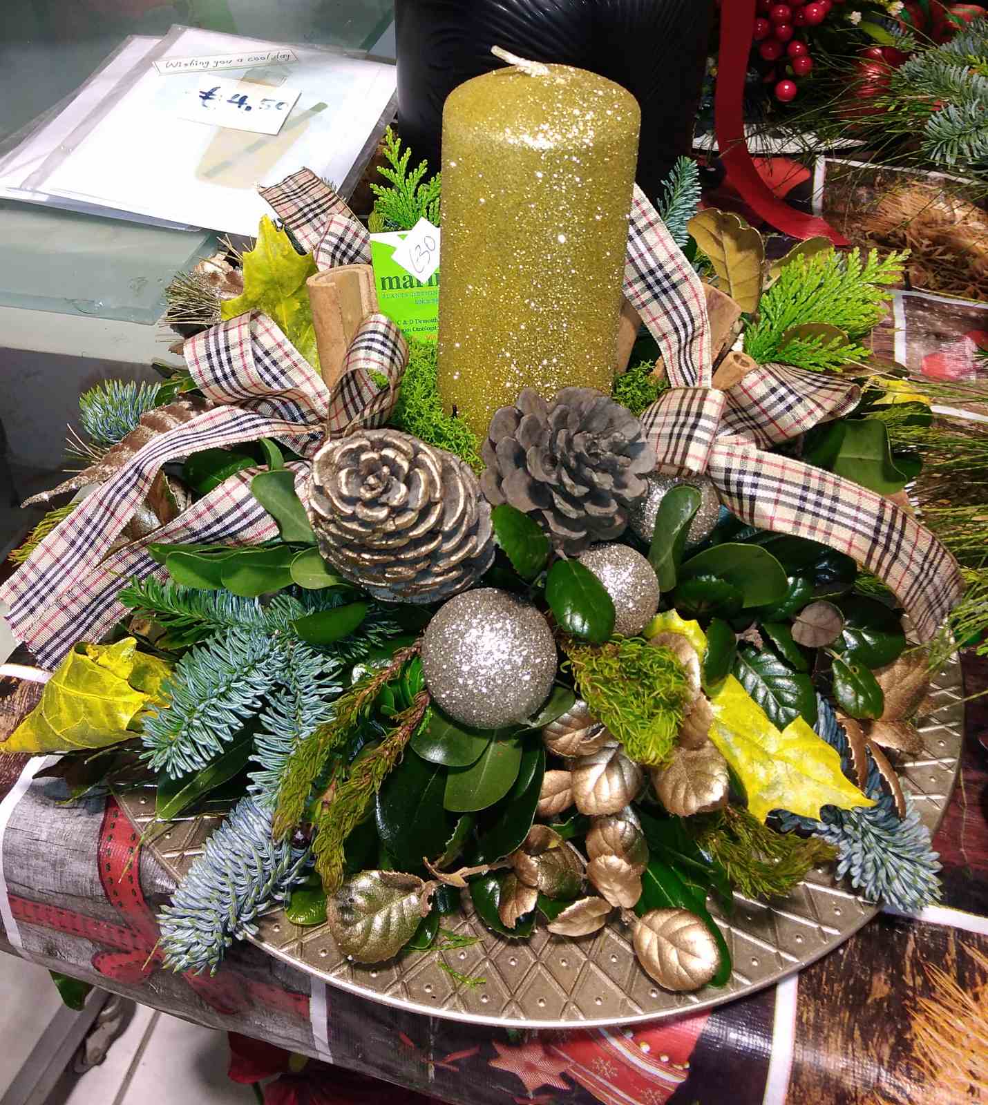 Συνθεση Χριστούγεννιατικη σε χρυσούς τόνους. Xmas arrangement in gold colour.