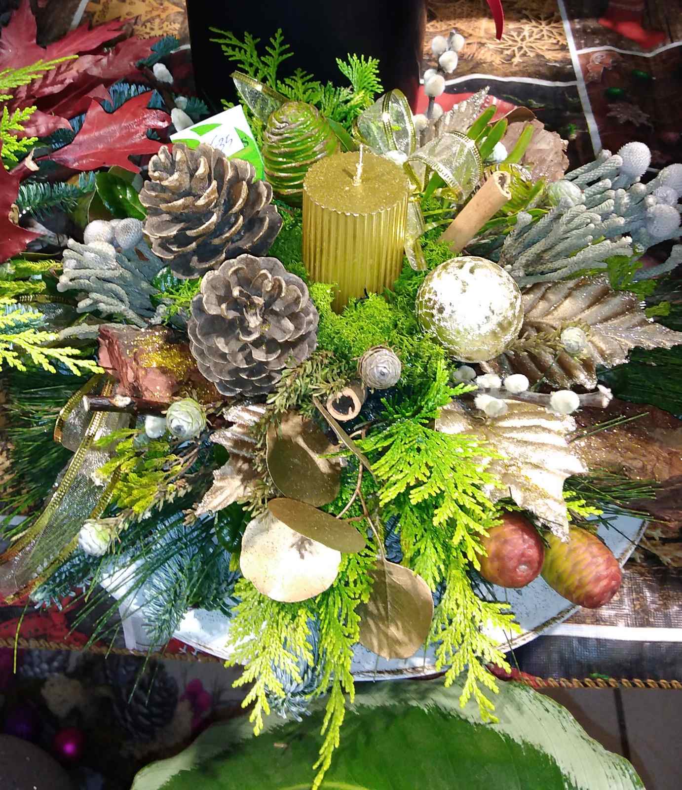 Συνθεση Χριστούγεννιατικη σε χρυσούς τόνους. Xmas arrangement in gold colour.