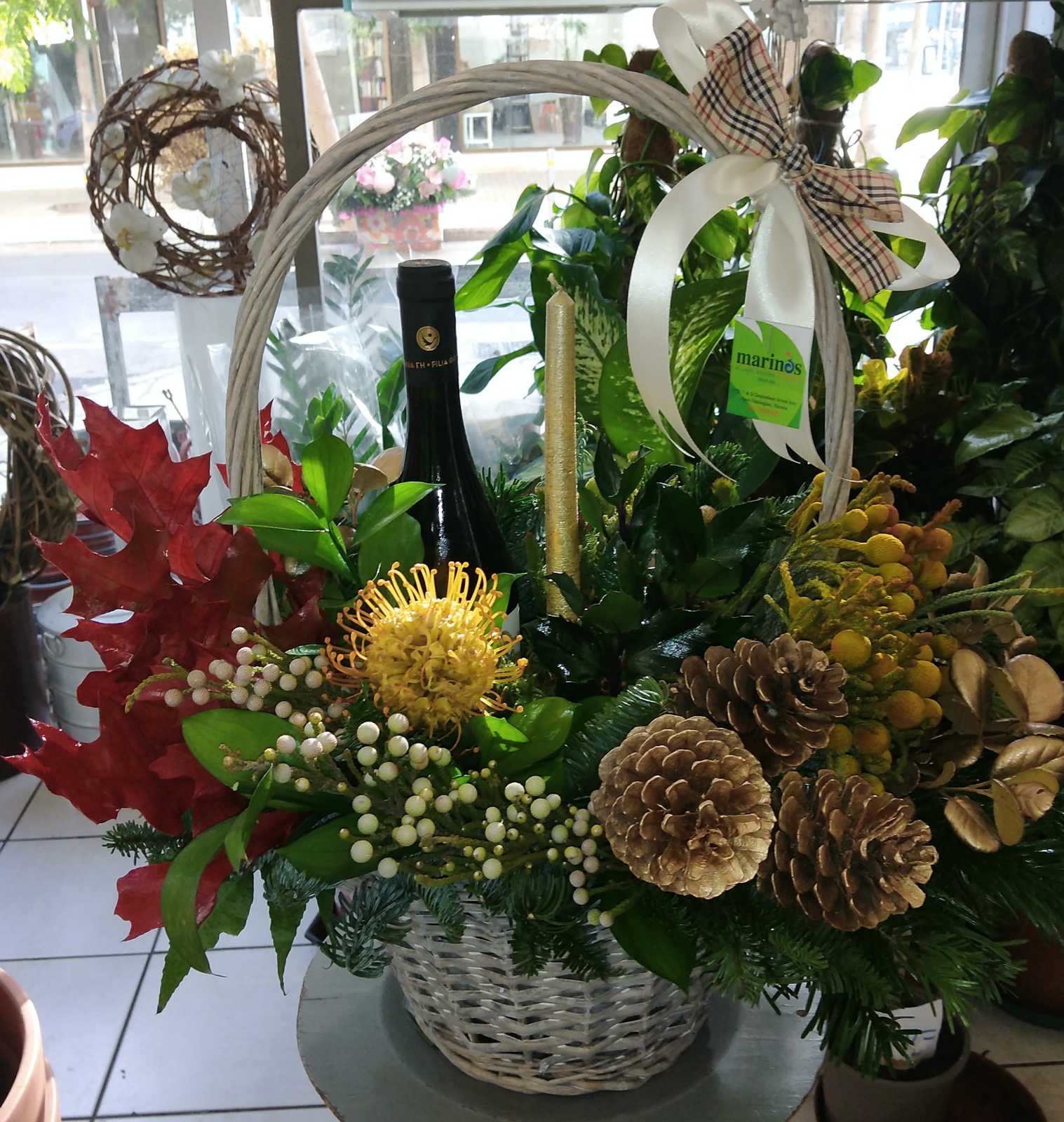 Καλαθι Χριστούγεννιατικο, με ξρασι,  σε χρυσούς τόνους. Xmas Basket arrangement, with wine, in gold colour.