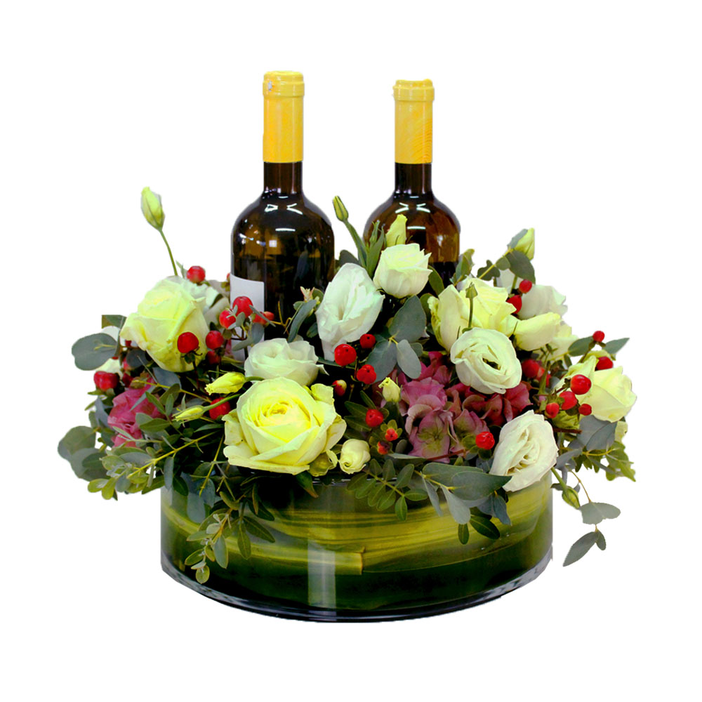 Συνθεση Χριστούγεννιατικη με 2 κρασιά, σε γυάλινο διάφανες δοχείο.  Xmas arrangement with 2 bottles of wine, in a tranparent glass pot.