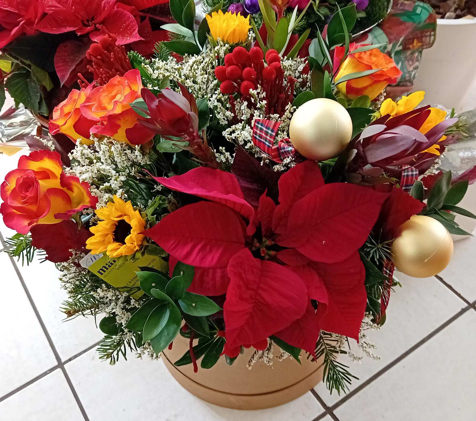 Χριστούγεννιατικη συνθεση σε κουτί. Xmas arrangement in a box