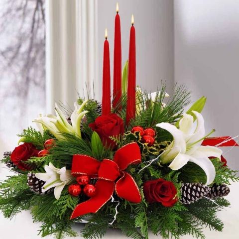 Χριστούγεννιατικη συνθεση με 3 κόκκινα κερια. Xmas arrangement with 3 red candles