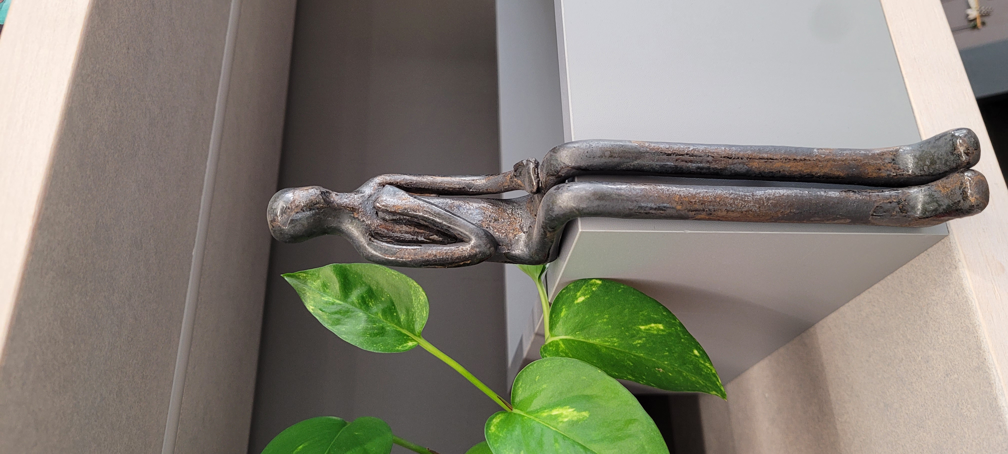 Sitting Figure - Clay - Gloss - 21.5cm x 4cm x 7cm(Depth)