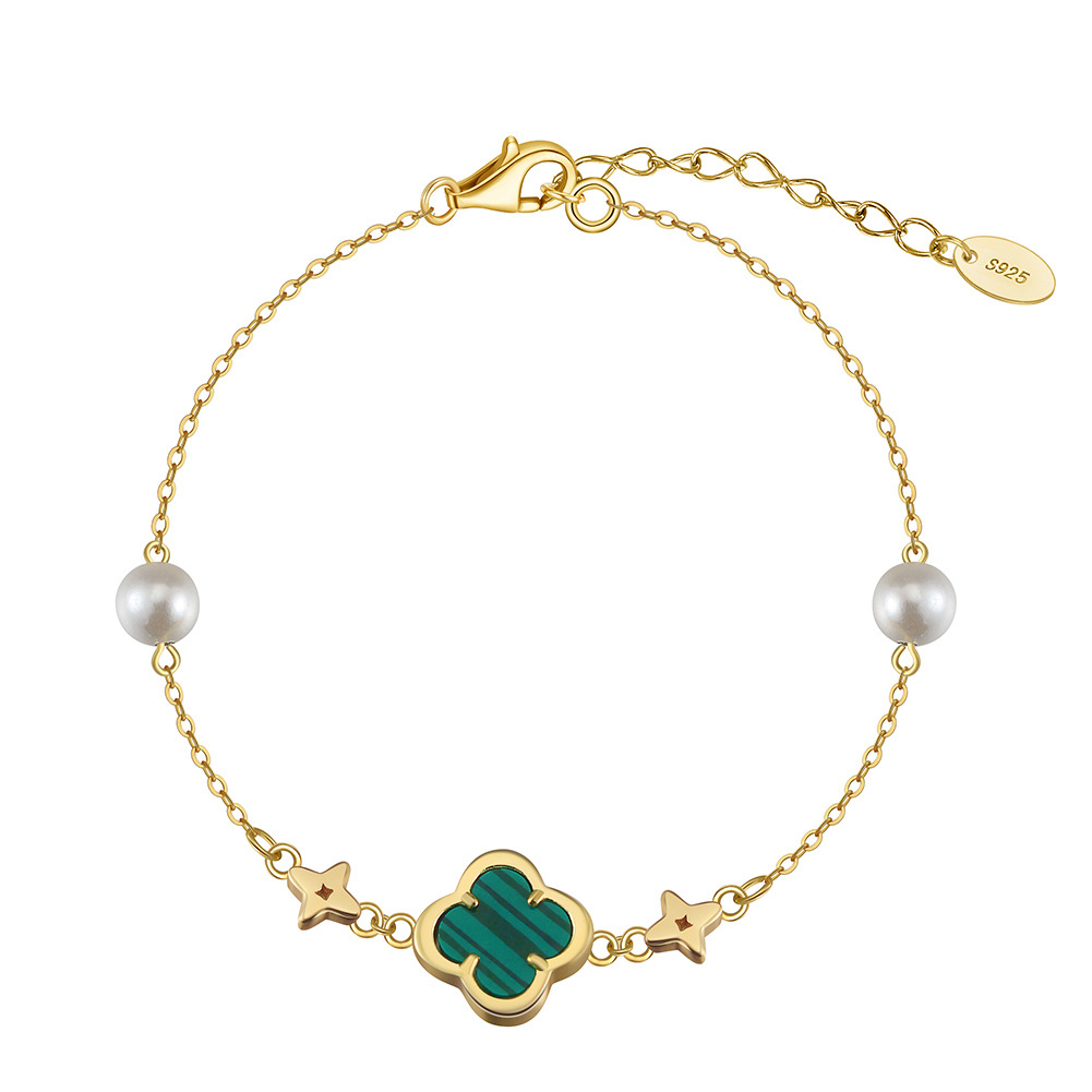 Golden clover in emerald