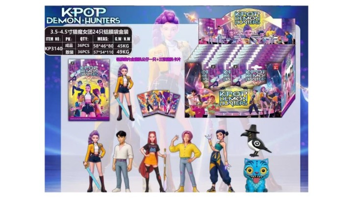 K-Pop Demon Hunters (Huntrix)blind box with cards and small figure