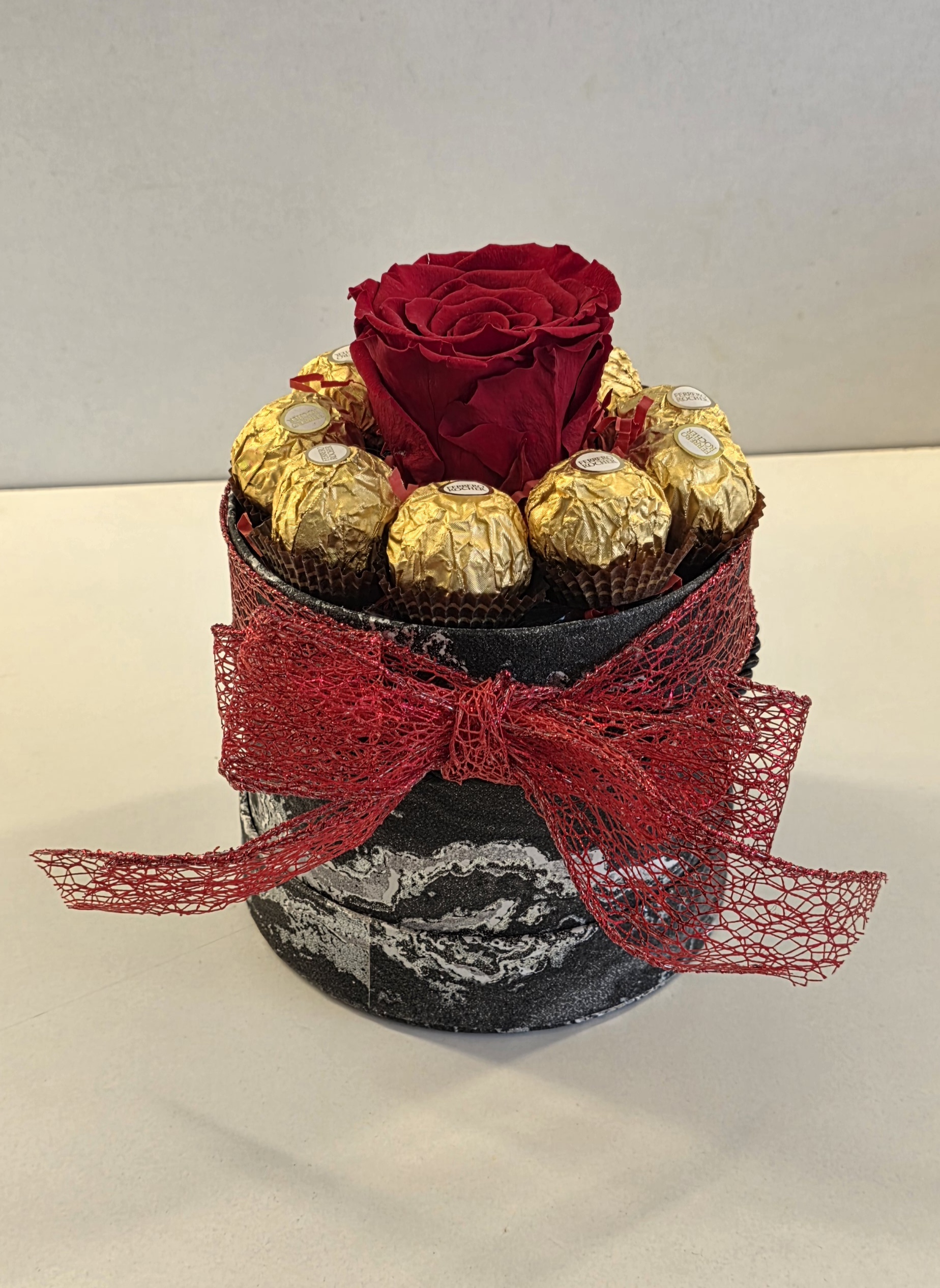 1 Forever Rose In A Small Box With 8-9 Chocolates Roche