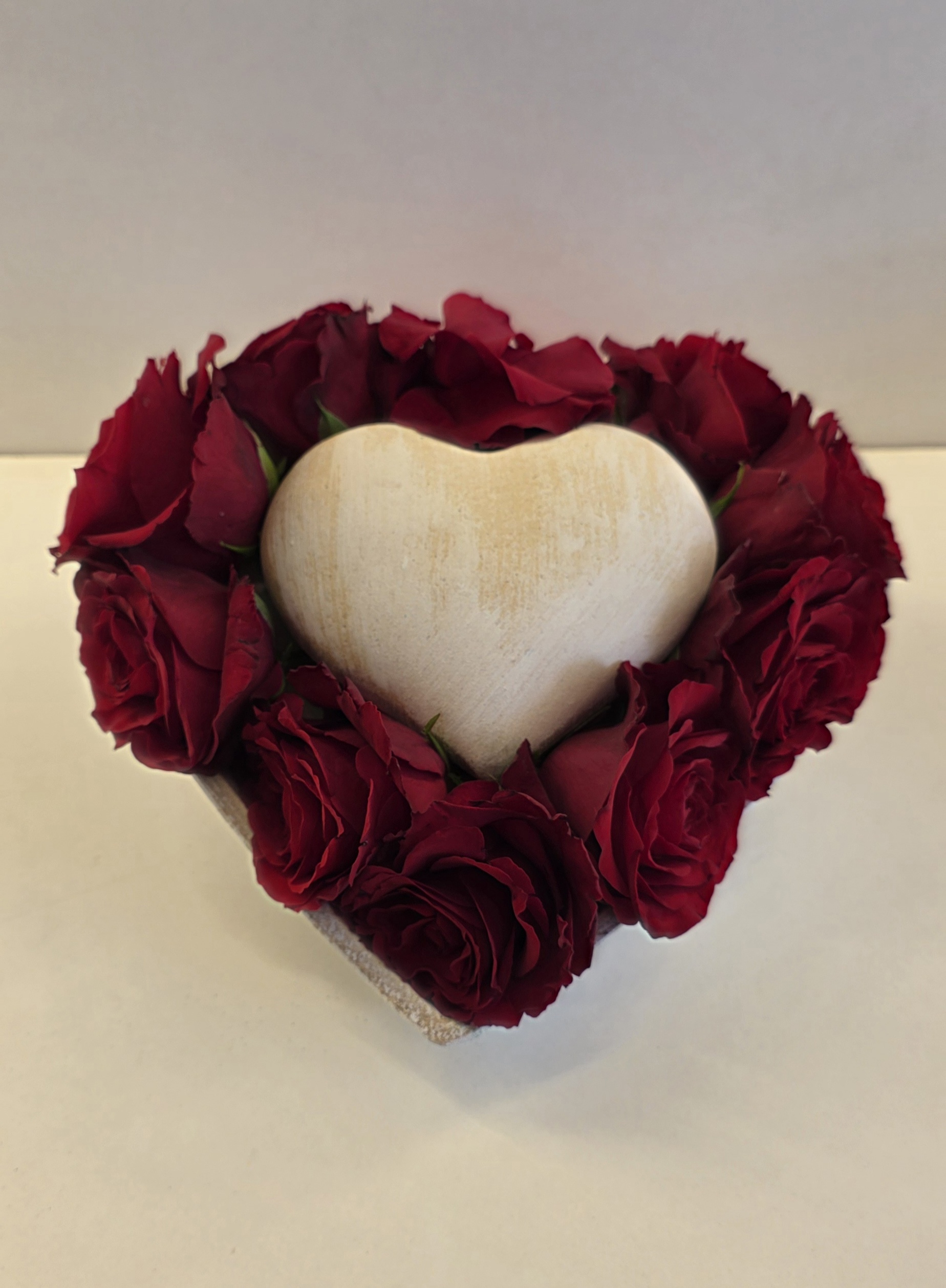 1 Wooden Heart Tray ,1 Wooden Heart In The Midle &First Quality Of 11-13 Roses,