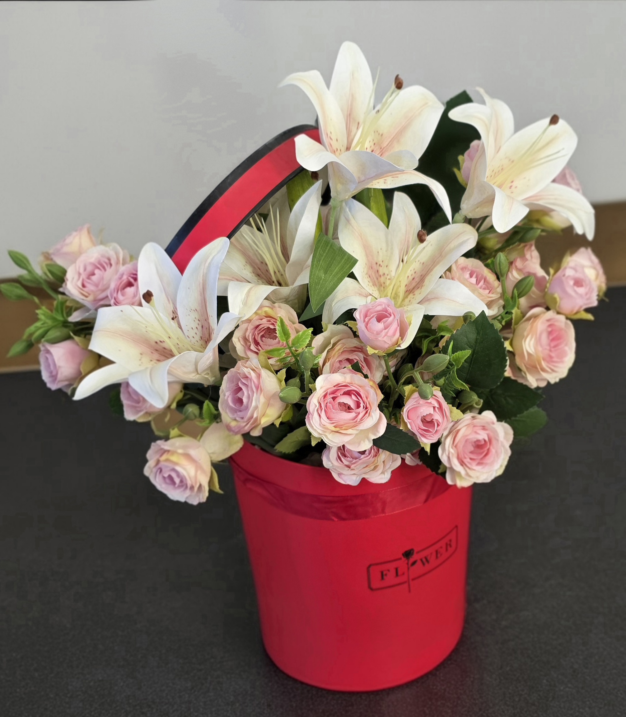 King Size Box With Oriental Lilis, First Quality Spray Roses & Grenery