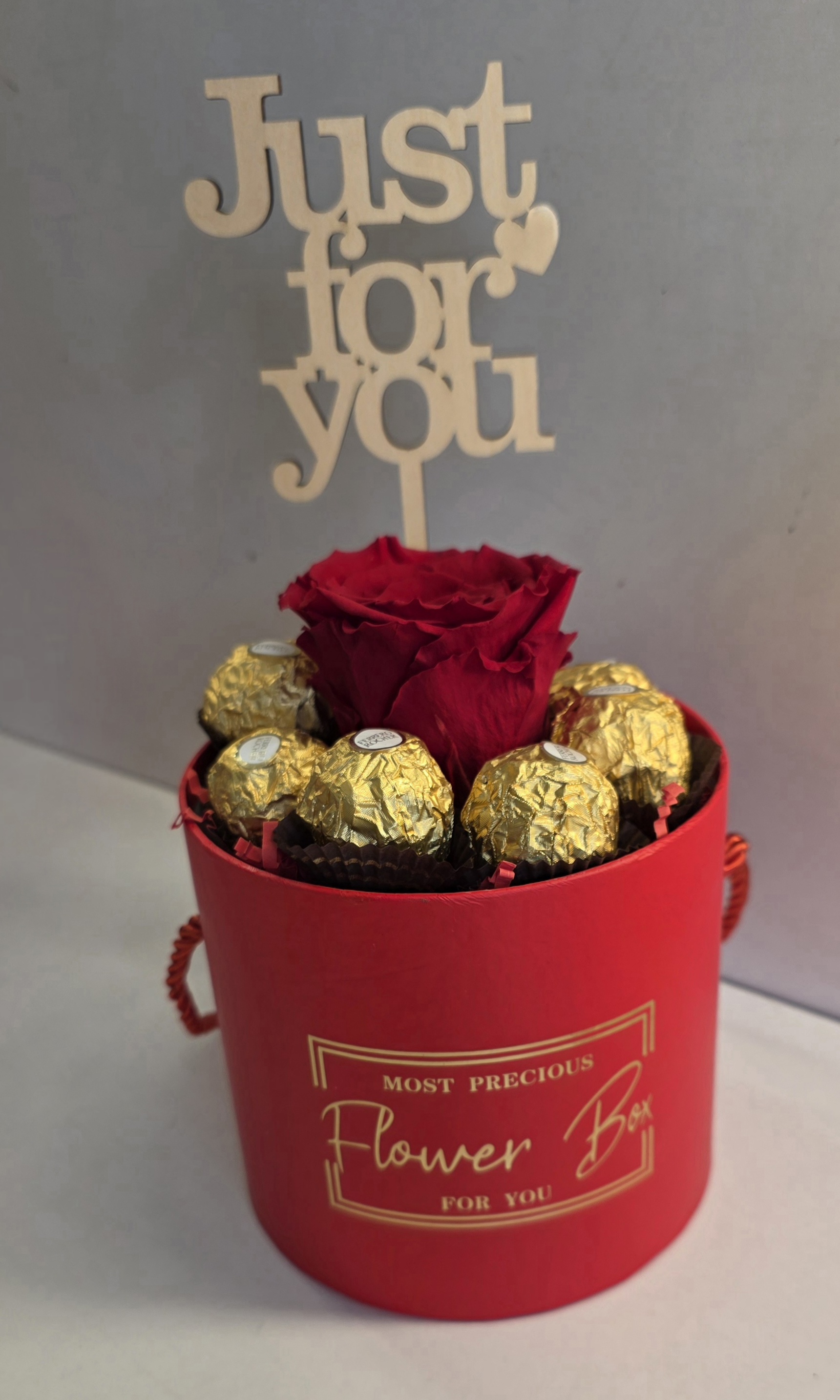 1 Forever Rose In A Small Box With 8-9 Chocolates Roche & Stick