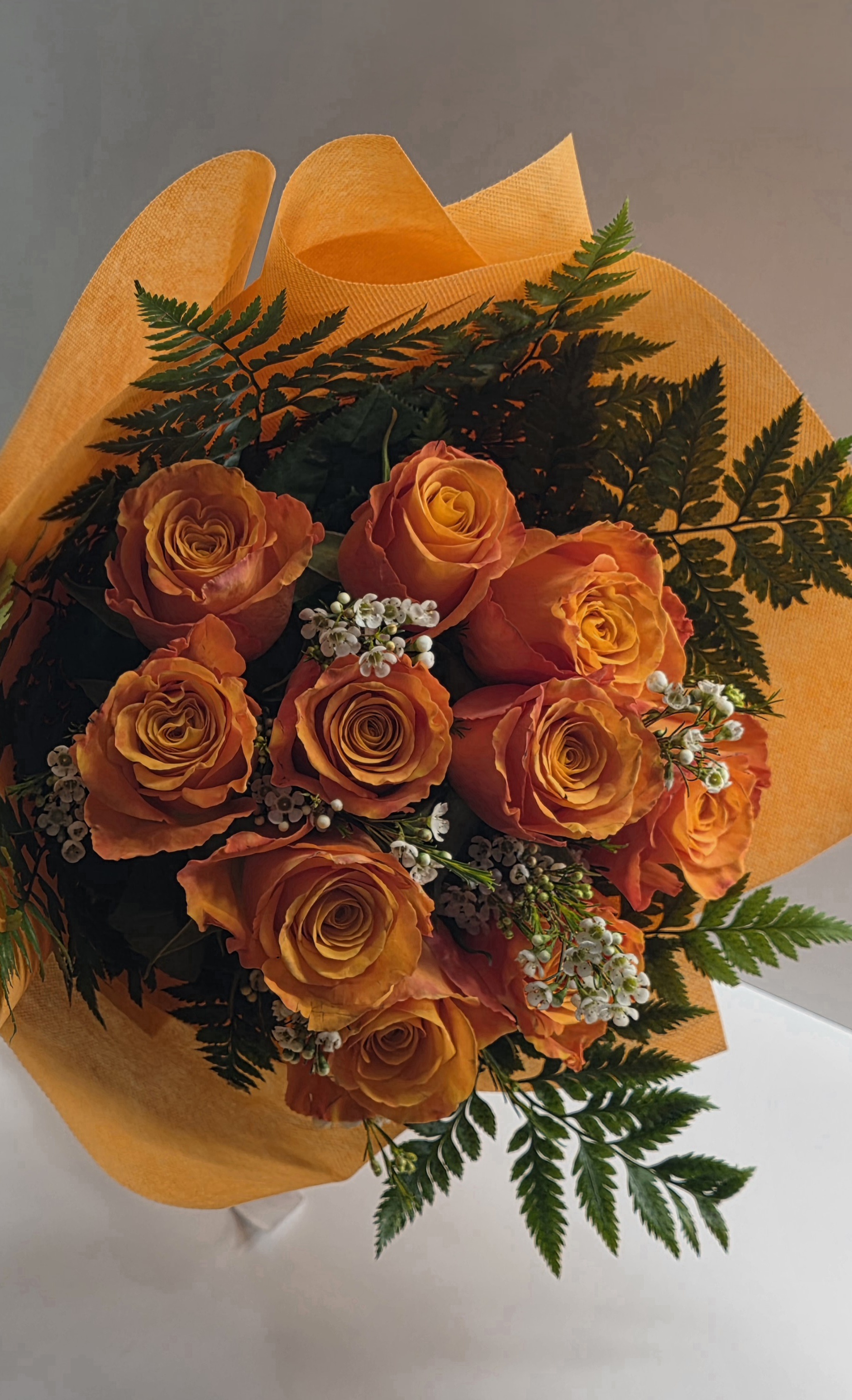 9 First Quality Doublecolour Roses With Seasonal Grenery