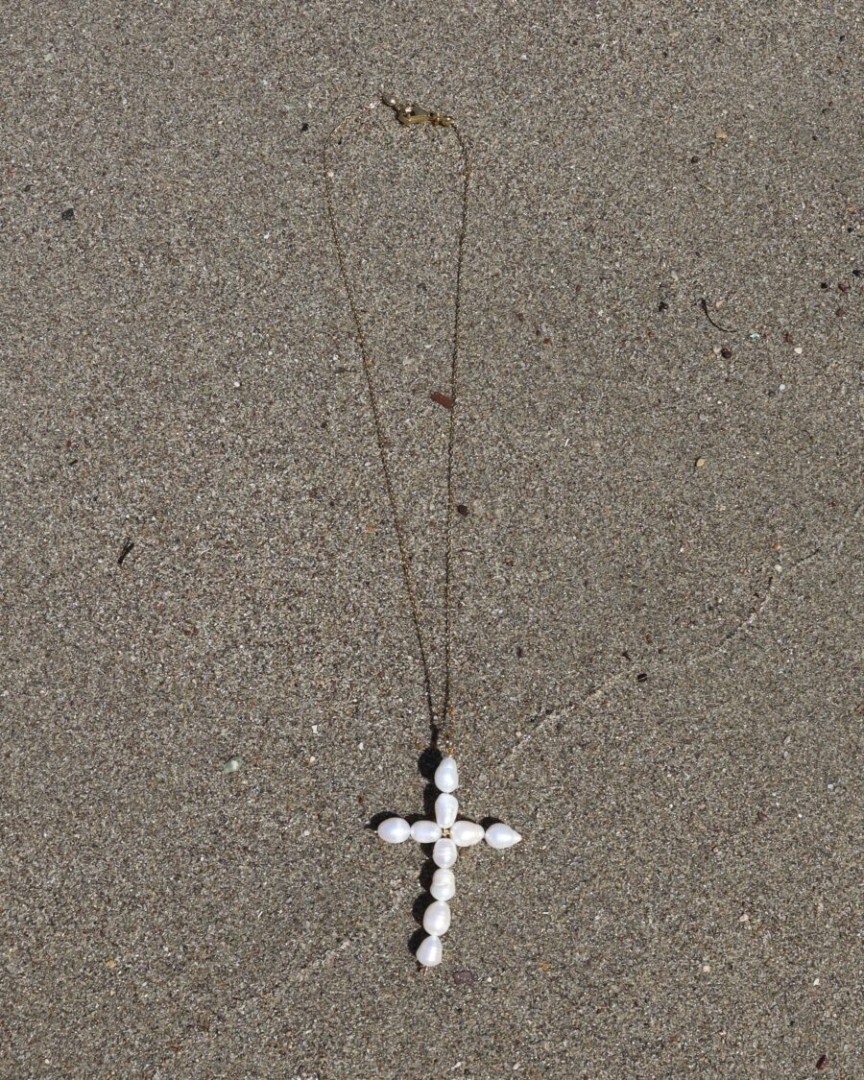 Ziro Pearl Cross Necklace
