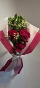 3 first quality red roses