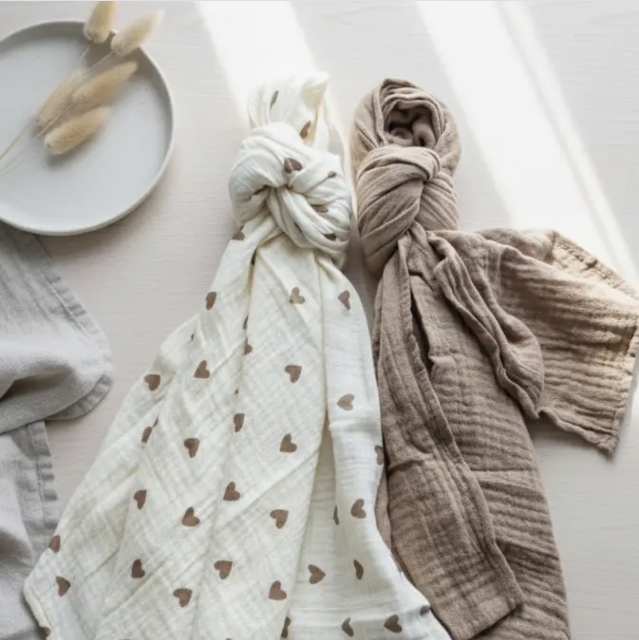 Xl Muslin Cloths – Set of 2 Pieces (100x90 cm) - Hearts & Taupe