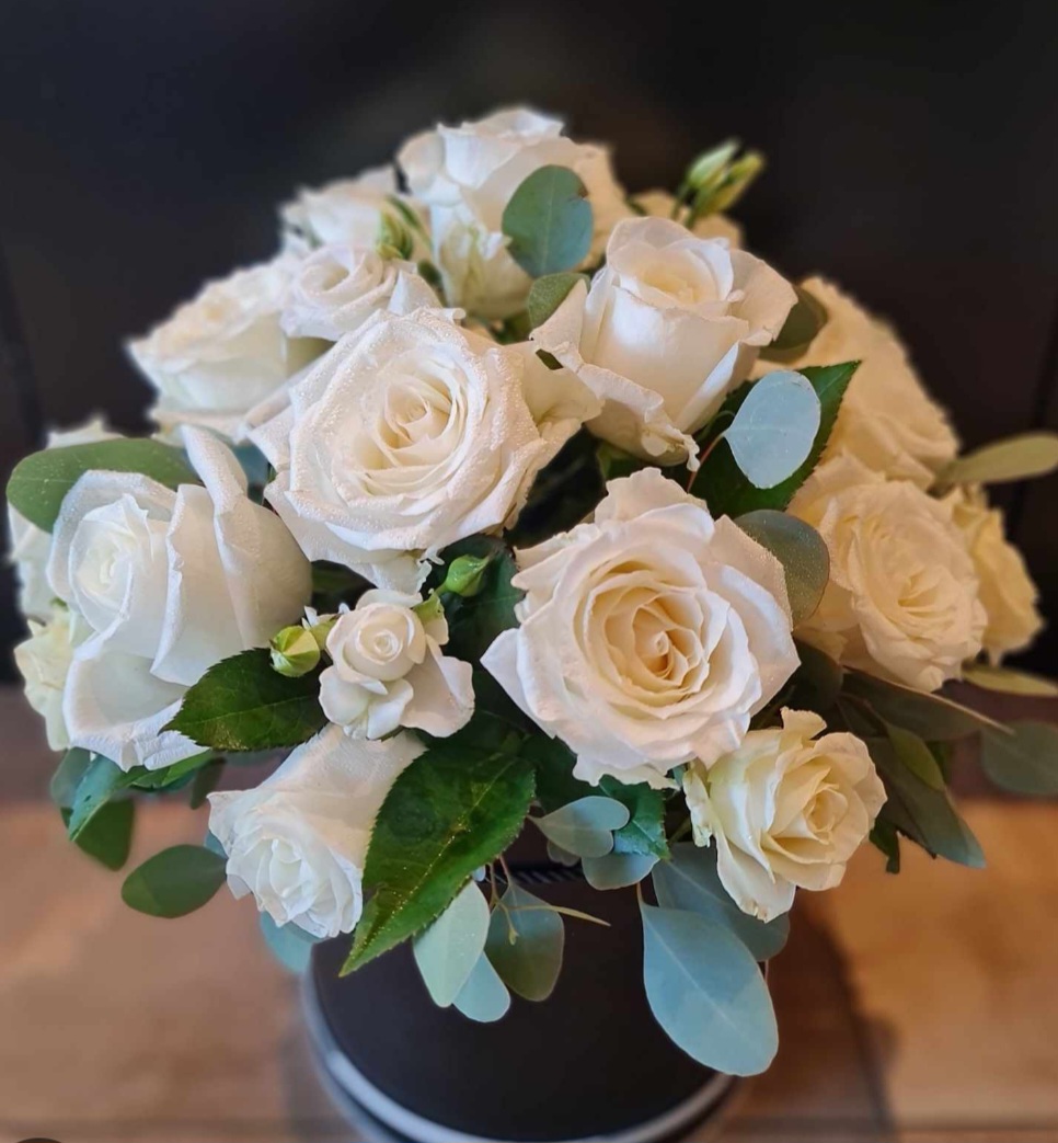 Flower Box White Roses 8 Roses