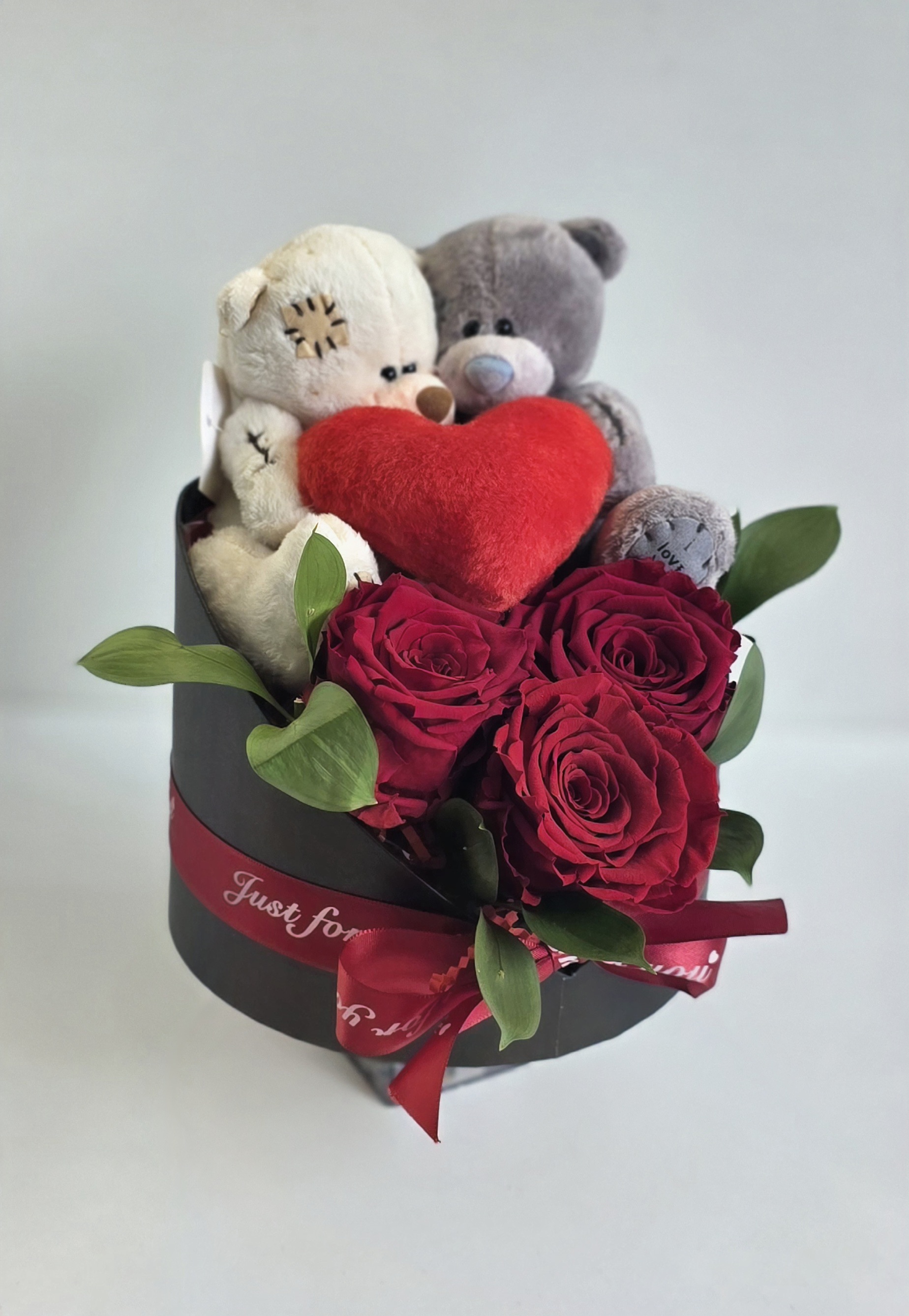 3 first quality red roses,Family Teddy bears 1 stick, 1 card with seasonal grenery No.6043