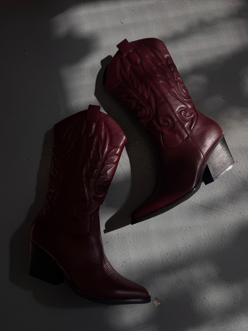 Burgundy colored Leather Western Size: 40