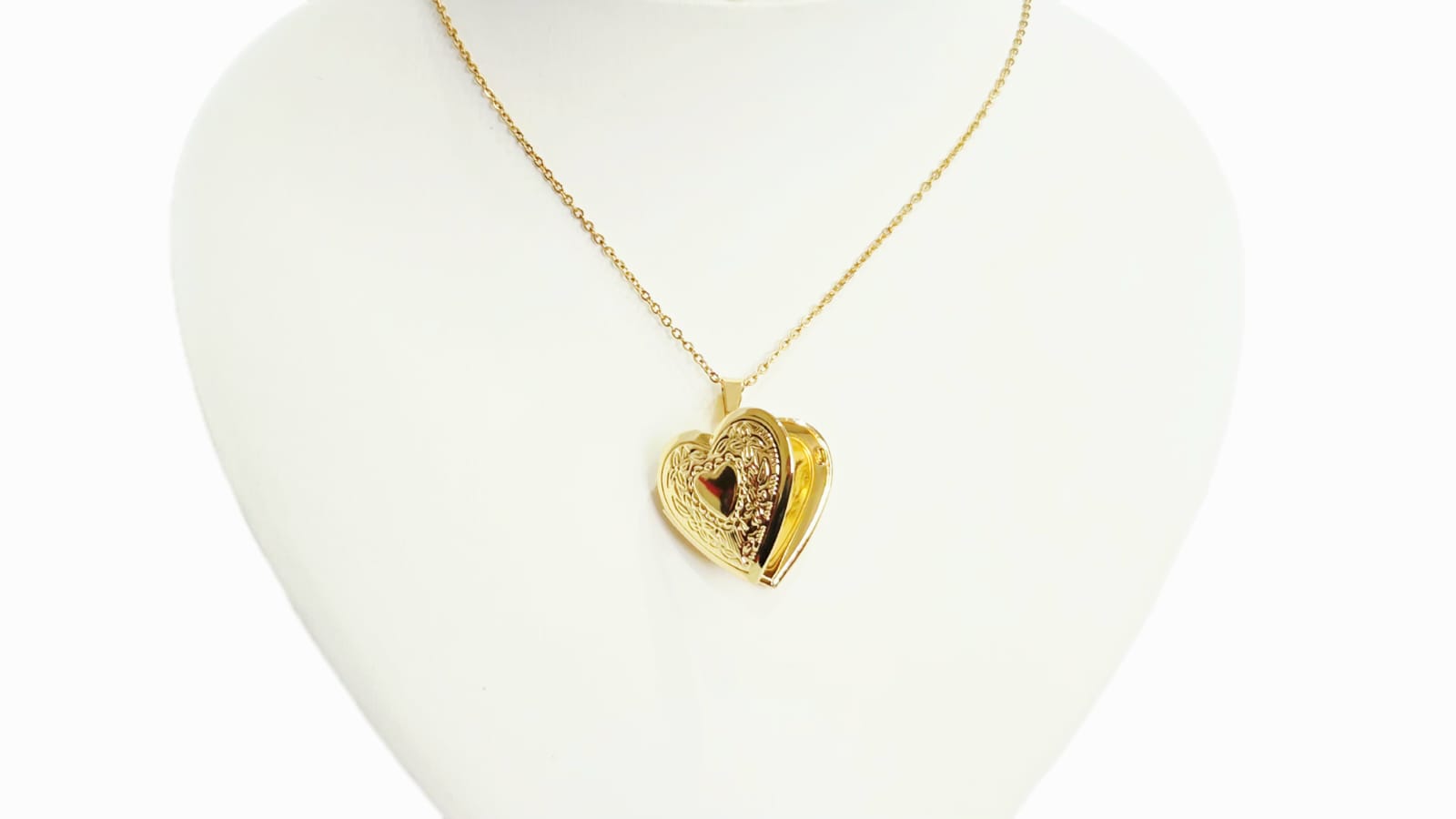 STAINLESS STEEL  GOLD PENDANT HEART THAT OPENS.