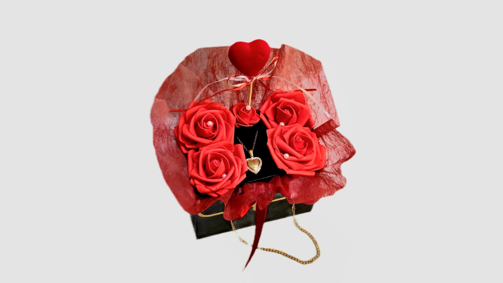 OPENING HEART NECKLACE IN BLACK CHAIN BAG.