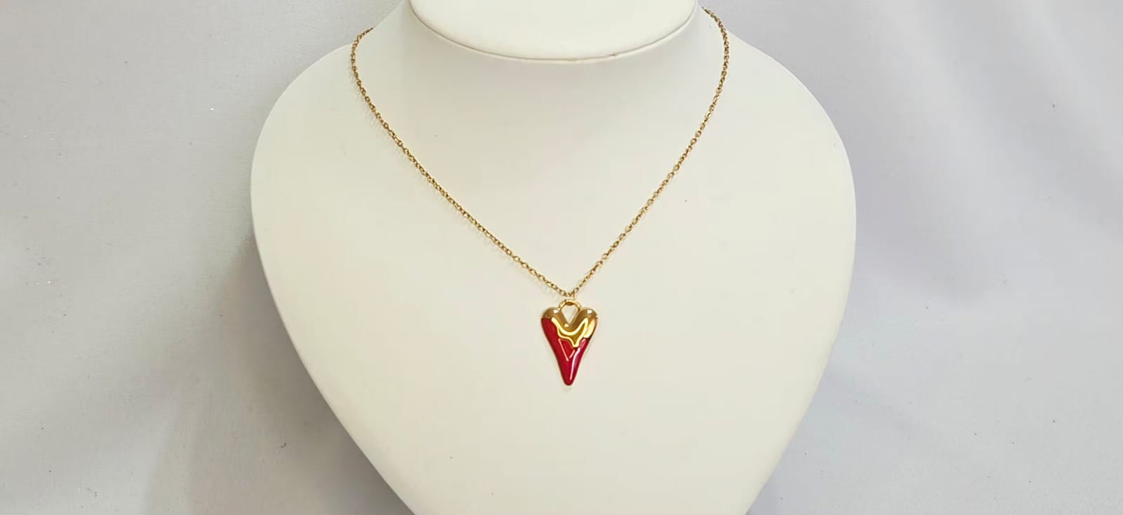 RED BOX  WITH RED GOLD HEART NECKLACE,ROSES AND HEART CANDLES