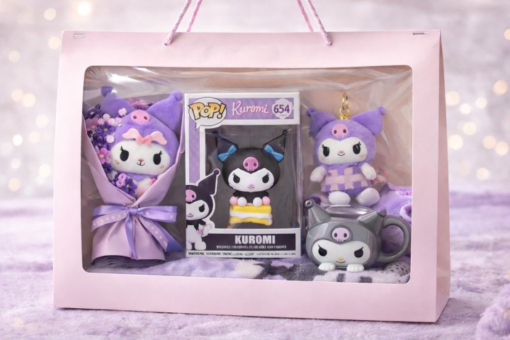Kuromi Gift Set – Figure, Plush Keychain, Grey 3D Mug, Purple Rose Bouquet & Blanket