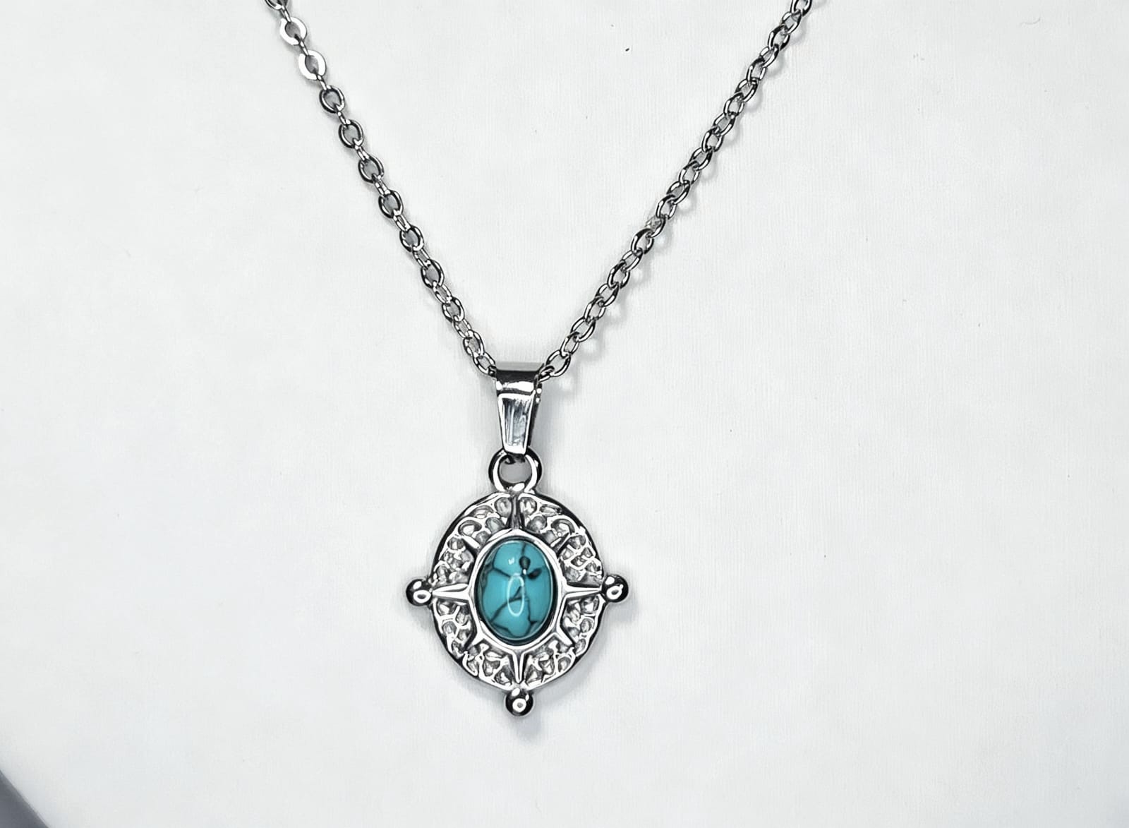 Oval Necklace With Turquoise Semi Precious Stone. Cod.02