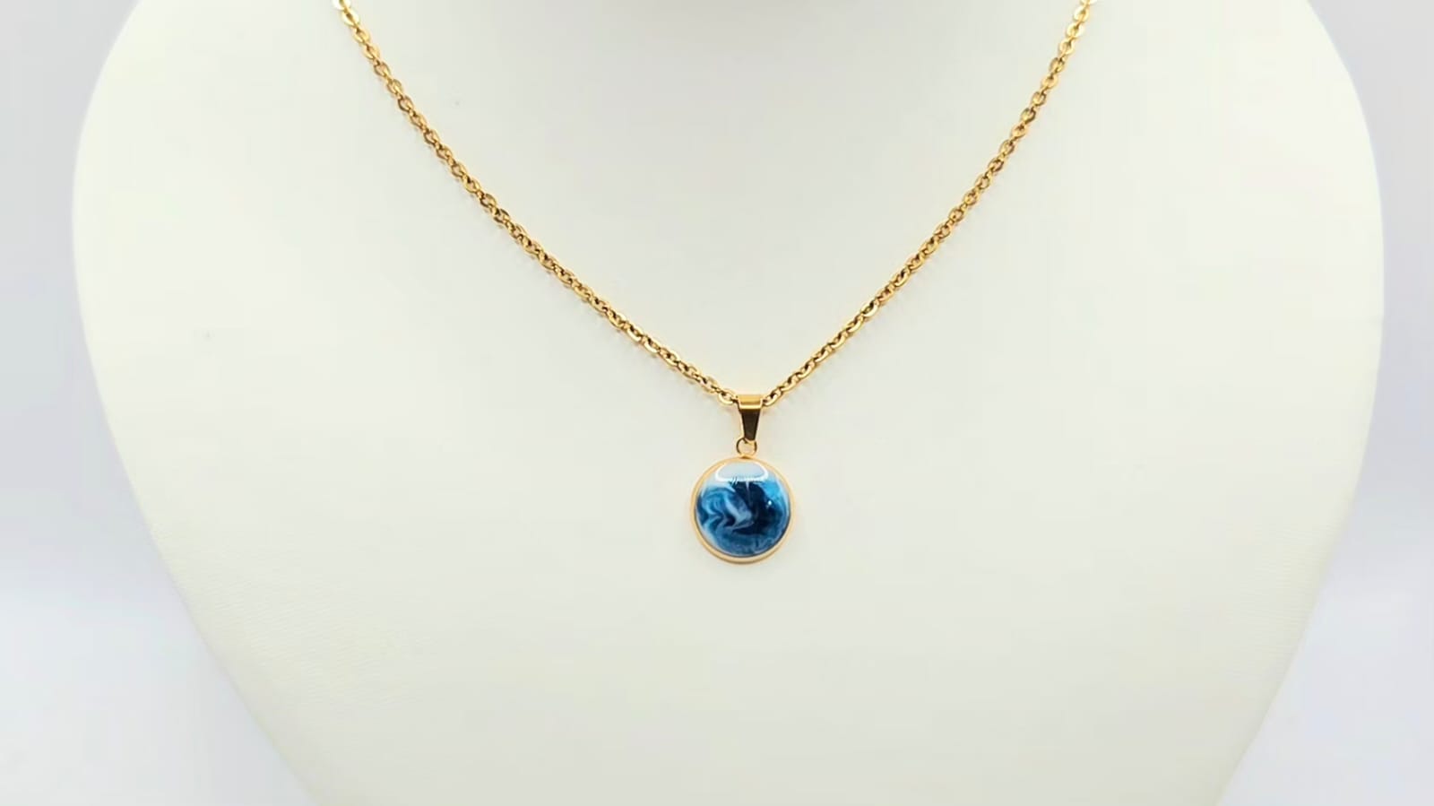 Round Gold Stainless Steel Necklace Blue And White. Cod.49