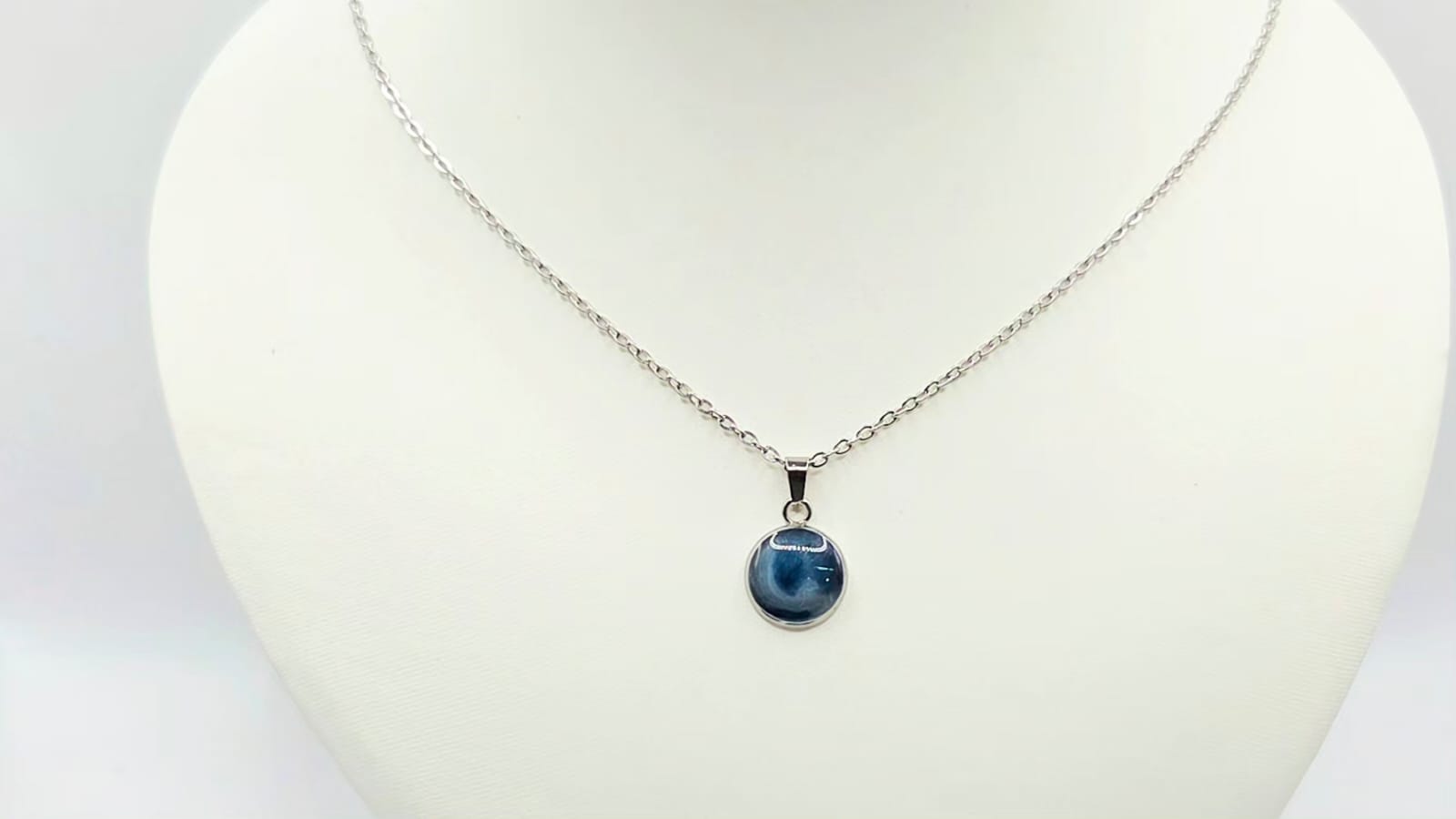 Round Silver Stainless Steel Necklace Blue And White. Cod.50